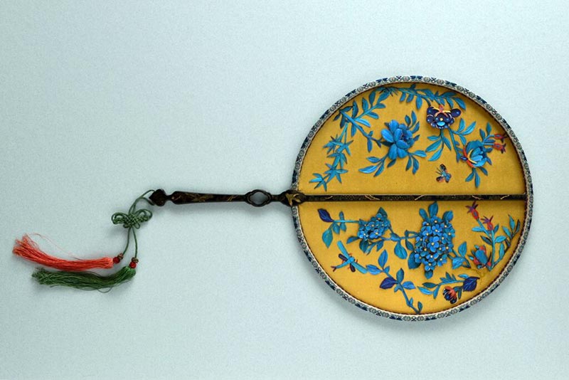Chinese silk fixed circular hand fan with black lacquered wood handle made in China around 1840.