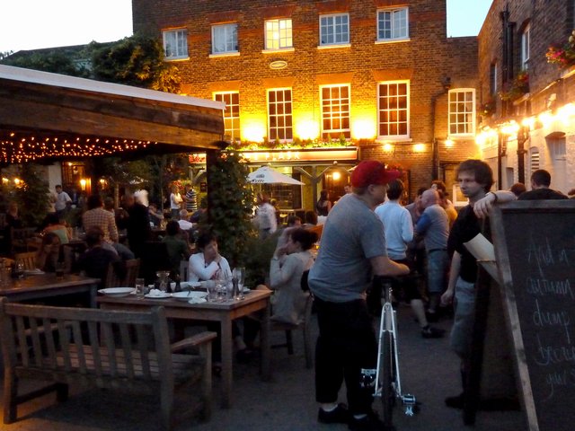 Picture of the pub Flask Tavern.